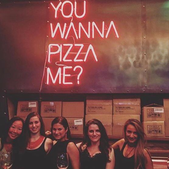 pizza shop neon sign